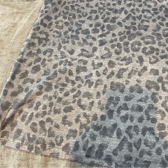 SHEIN Cheetah Print Short Sleeve Crew Neck Gray Tee Size Small - Picture 6 of 8
